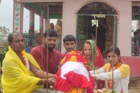 समाजसेवी यादवद्वारा मन्दिरलाई मूर्ति दान