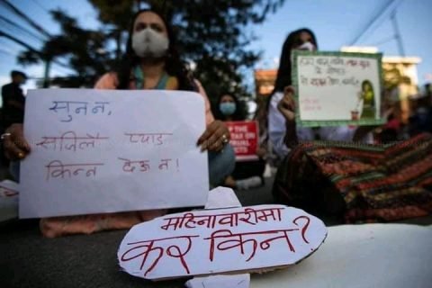 युवतीहरुको महिनावारीमा कर नउठाऊ,रातो कर खारेज गर सरकार’ (फोटोफिचर)