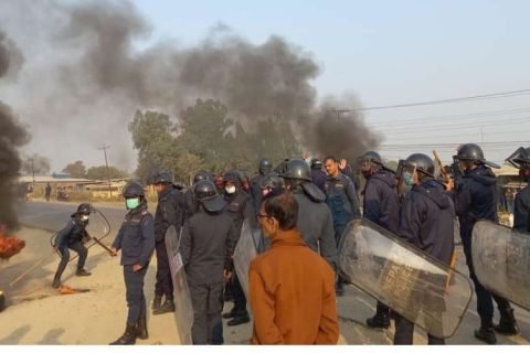 सिरहा आमहडताल: किसानको आन्दोलनमा दर्जनौं राउण्ड आँसु ग्याँस प्रहार